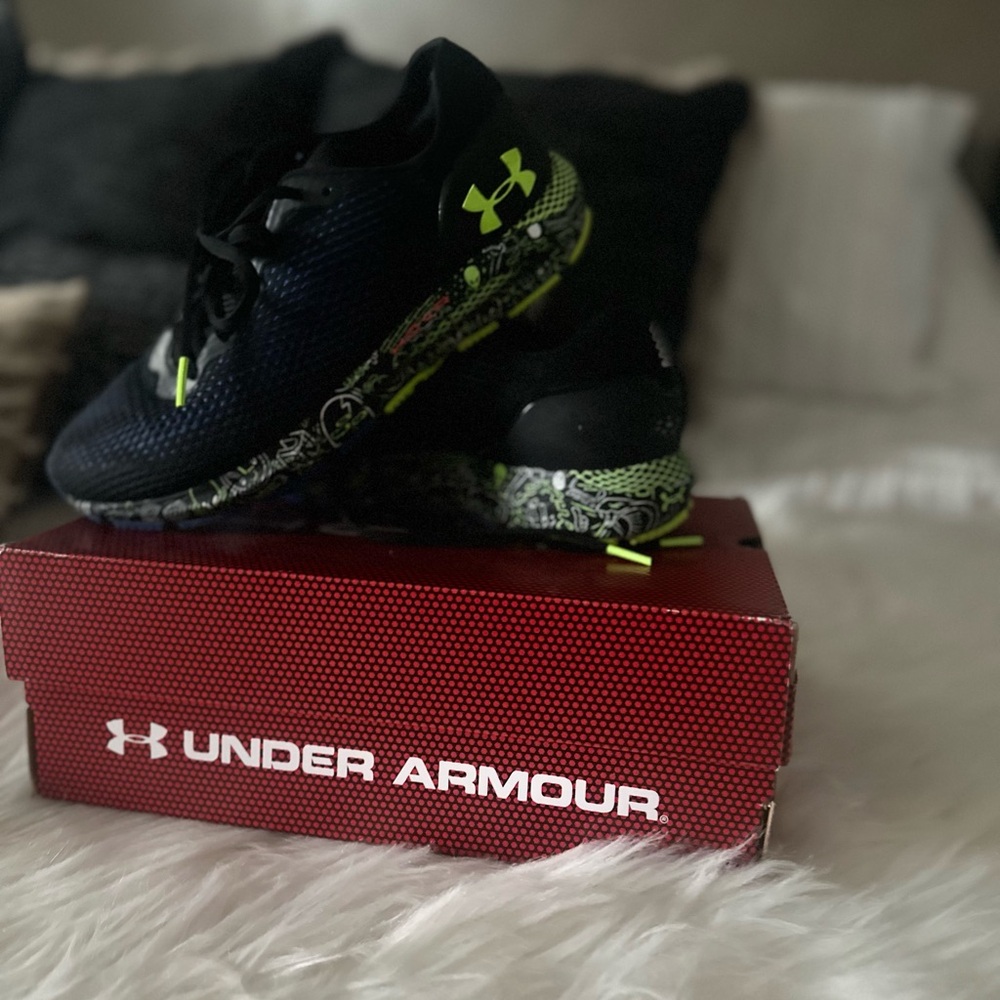 Under armor, black green and blue athletic shoes size women’s 8.